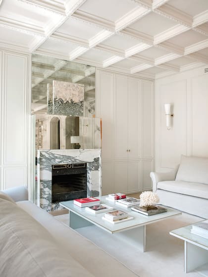 La escultura de Pilar Cavestany, que vuelve a introducir un aspecto de profundidad, es de la galería de arte madrileña Marita Segovia.