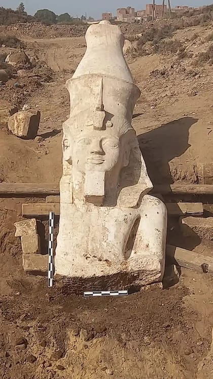 La escultura de Ramsés II hallada en Egipto descolocó a los arqueólogos por sus dimensiones