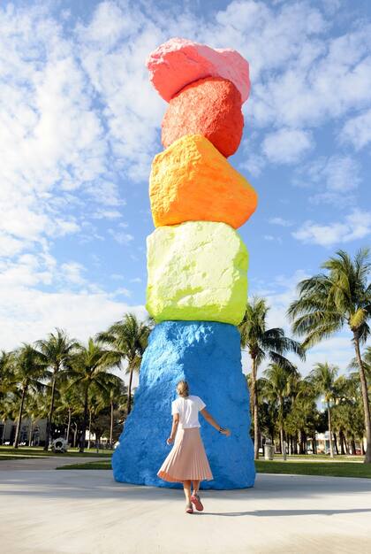 La escultura de Ugo Rondinone es parte del parque del museo Bass