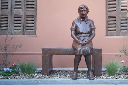 La escultura de una María Elena Walsh niña espera a los visitantes de la casa museo