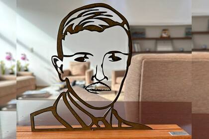 La escultura del artista Alejandro Marmo que recuerda a Alejandro Romay y está en un despacho de Canal 9