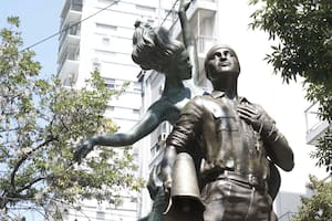 Inauguraron el monumento “Favio y la musa”, un susurro de inspiración en las calles de Buenos Aires: cómo se hizo