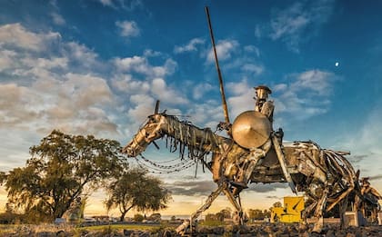 La escultura en chatarra reciclada de Don
Quijote, del artista Carlos Regazzoni.