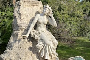 La criticada escultura que nunca fue inaugurada, fue partida en dos y hoy embellece el Ecoparque