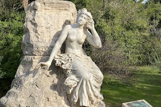 La criticada escultura que nunca fue inaugurada, fue partida en dos y hoy embellece el Ecoparque
