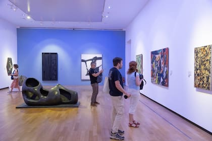 La escultura Figura reclinada, formas externas, de Henry Moore, entre otras obras