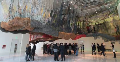 La escultura flotante, hecha de crochet, fue realizada para recorrerla descalzo