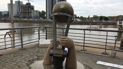 La escultura homenajea al Racing campeón mundial de 1967