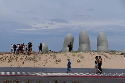 La escultura La Mano, que se encuentra en Playa Brava, Punta del Este