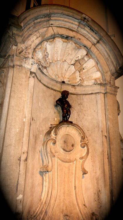 La escultura mide a penas 60 cm y sufre de incontinencia los 365 días del año. Esta ubicada muy cerca de la Grand Place