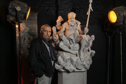 La escultura realizada por Carlos Benavídez del dios Baco con el rostro de Lino Patalano da un indicio mágico