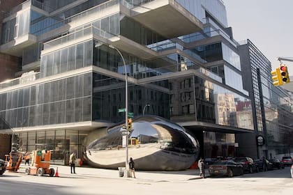 La escultura se encuentra en el edificio conocido como Jenga Tower, en Nueva York