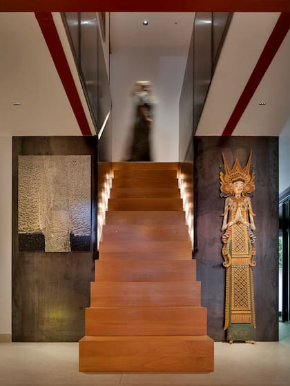 La escultural escalera que lleva a la planta alta.