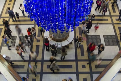 La Esfera Azul de Julio Le Parc recibe a los visitantes del Centro Cultural Kirchner