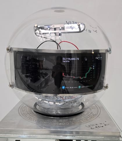 La esfera con 800 ethereum firmada por Vitalik Buterin