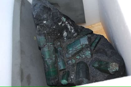 La esmeralda de Bahía es una masa en bruto de esquisto negro salpicado de cristales verdes.