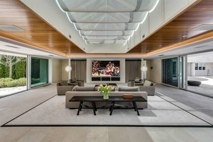 La espaciosa galería cubierta que conecta el exterior con el interior de la casa