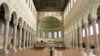 La espaciosa y luminosa Basílica San Apolinar en Classe tiene una nave central imponente, del doble del tamaño de sus naves laterales, y separada de estas por 12 columnas de cada lado, aunque las tres parecen fundidas en un solo espacio.