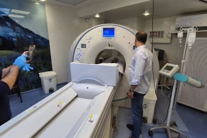 La espada cruzada que data del siglo XII fue sometida a una tomografía computarizada en el Centro Médico Eliseo