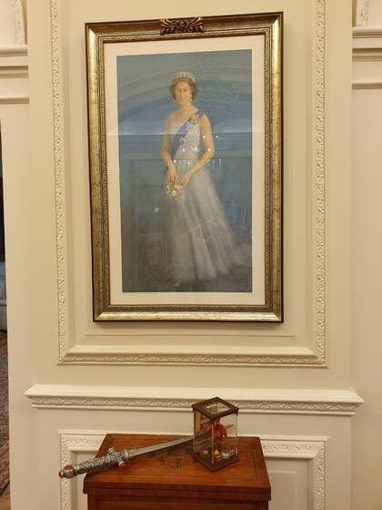 La espada de Gryffindor junto a un retrato de la reina Isabel