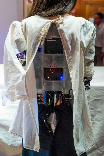 La espalda del robot humanoide muestra sus componentes electrónicos