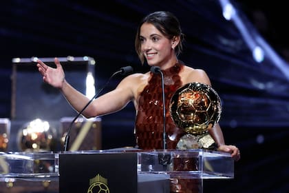 La española Aitana Bonmatí, de Barcelona, se quedó con el Balón de Oro femenino por tercera vez concescutiva