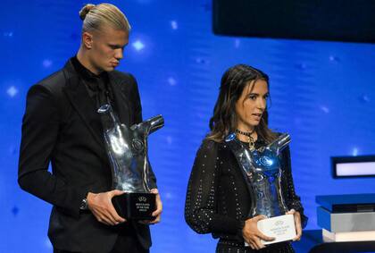 La española Aitana Bonmatí hizo un fuerte discurso contra Luis Rubiales, durante el acto en el que recibió de la UEFA el premio a la Mejor Fútbolista de la temporada; junto a ella, el noruego Erling Haaland