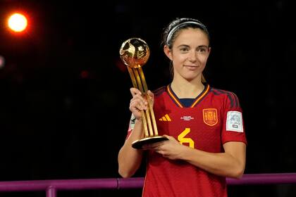 La española Aitana Bonmatí sostiene el trofeo de mejor jugadora del Mundial femenino 2023 tras la victoria ante Inglaterra en la final