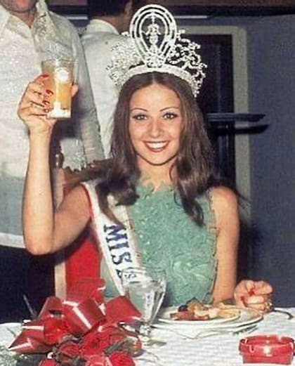 La española Amparo Muñoz fue coronada Miss Universo en 1974 (FB/Tío de Reinas)