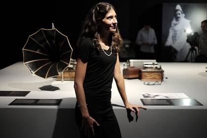 La española Cristina Zuñiga, curadora de la exposición, con objetos clave del recorrido sonoro