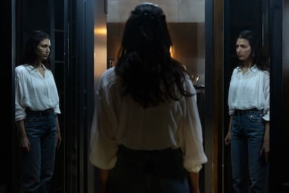 La española Úrula Corberó interpreta a Nuria, una mujer clave de la vida íntima de El Chacal, un anclaje de normalidad pero también un pasadizo directo a su escondite.