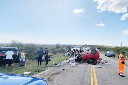 La espantosa escena de la tragedia en Altas Cumbres; a la izquierda, la camioneta BMW X1 que usaba el legislador Oscar González, de la que allegados sacaron bolsos