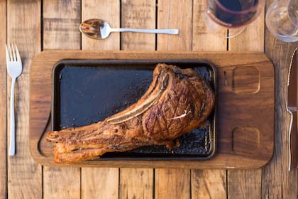 La especialidad de Abrasado es el dry aged beef; las carnes son maduradas en seco, un proceso por el cual la carne se añeja con el fin de mejorar su sabor, color, textura y jugosidad.