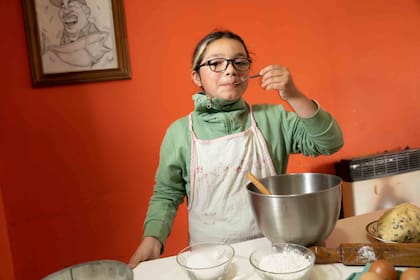 La especialidad de Ámbar Benítez son los alfajores marplatenses, rellenos de dulce de leche y glaseados.