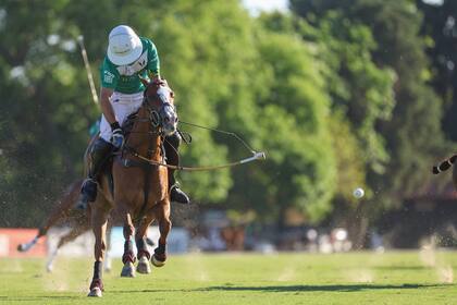 La especialidad de la casa: cogote de Pablo Mac Donough, el máximo campeón del Abierto de Tortugas en la historia, ahora con una tercera camiseta en su carrera, después de las de Ellerstina y La Dolfina.