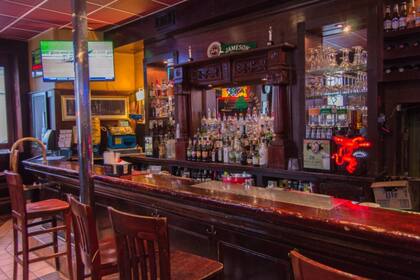 La especialidad de la casa es la cerveza Guinness servida en una jarra de 20 onzas