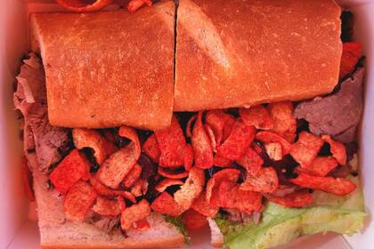 La especialidad de Prunedale: el sandwich tri-tip rebanado con papas fritas flamin hot.