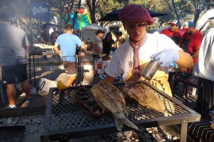 La especialidad de Roxana Muga es el pescado a las brasas; lo prepara para concursos y también lo ofrece en su restaurante de Pueblo Esther, localidad cercana a Rosario