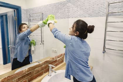 La especialista aclara que, aun utilizando productos reconocidos para la limpieza del baño, el resultado puede ser limitado
