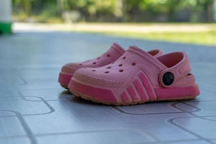 La especialista advierte que las Crocs carecen de estructura, estabilidad y soporte