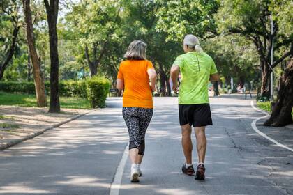 La especialista recomienda una caminata progresiva con un punto de partida de 2500 pasos al día