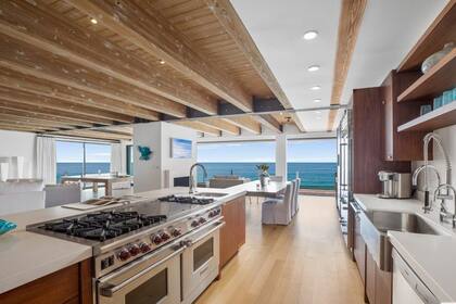 La espectacular cocina abierta y con vista al mar