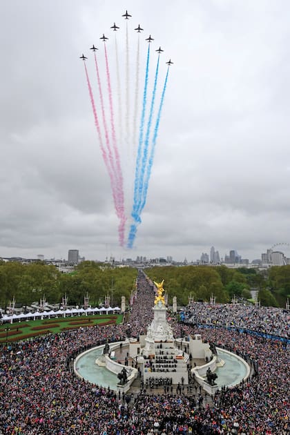 La espectacular exhibición aérea por parte de la Royal Air Force (RAF), que desplegó más de sesenta aviones en un vuelo de seis minutos sobre unas de las avenidas principales de Londres, The Mall.
