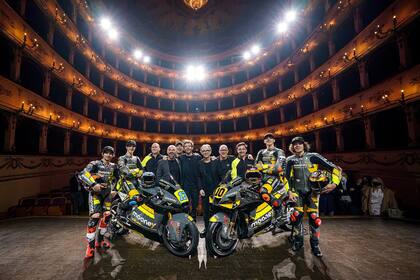 La espectacular presentación del Mooney VR46 Racing Team en el teatro Rossini, de Pesaro.