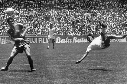 La espectacular tijera de Negrete ante Bulgaria