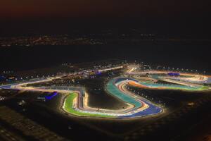 La espectacularidad del autódromo de Losail de noche; no está fácil transitar la pista del desierto, entre viento y arena, pero todo puede cambiar en el Gran Premio de Qatar.