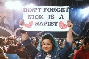 "No lo olviden: Nick Carter es un violador", el cartel de una espectadora