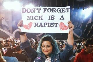 "No lo olviden: Nick Carter es un violador", el cartel de una espectadora