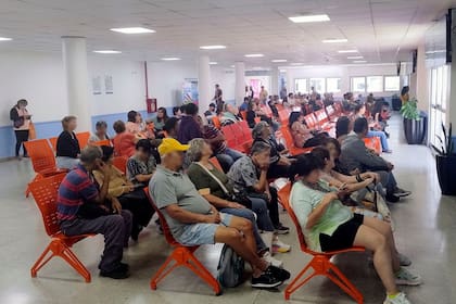 La espera de los pacientes en el hospital El Cruce, en Florencio Varela; hay posturas dispares sobre la posibilidad de arancelar el servicio para pacientes extranjeros
