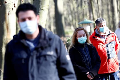 La espera en el centro de testeo de Coronavirus de Havelhoehe, en Berlín